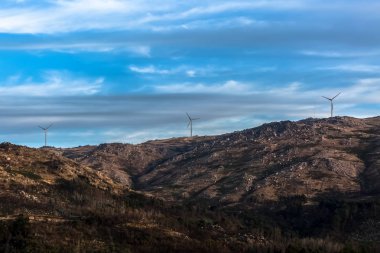 Rüzgar türbinleri dağlar, üzerine görünümünü dramatik günbatımı gökyüzü, Portekiz...