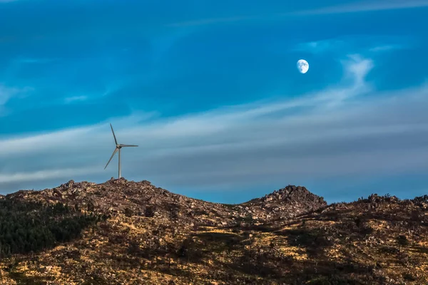 在山顶上的风力涡轮机的看法 戏剧性的日落天空与月亮为背景 在葡萄牙 — 图库照片