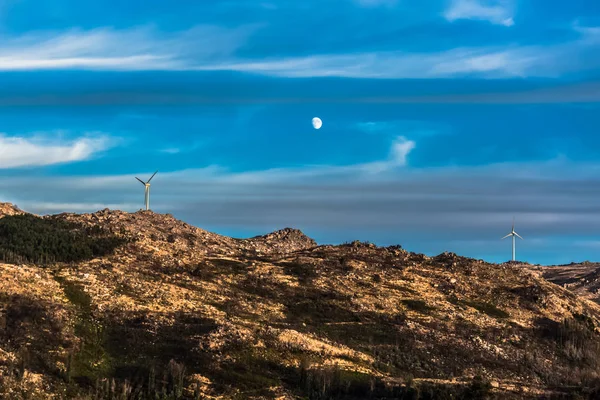Pohled Větrných Turbín Vrcholu Hory Dramatické Nebe Měsíc Jako Pozadí — Stock fotografie