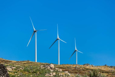 Görünümü bir rüzgar türbinleri üzerine dağlar, Portekiz...
