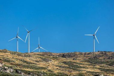 Görünümü bir rüzgar türbinleri üzerine dağlar, Portekiz...