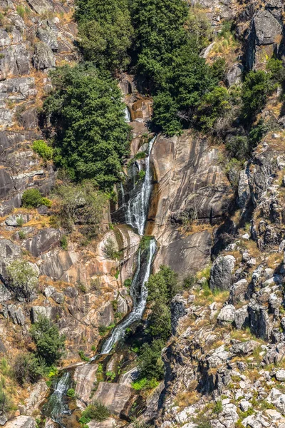 Вид Небольшой Водопад Щель Склоне Реки Пайва Воду Протекающую Через — стоковое фото