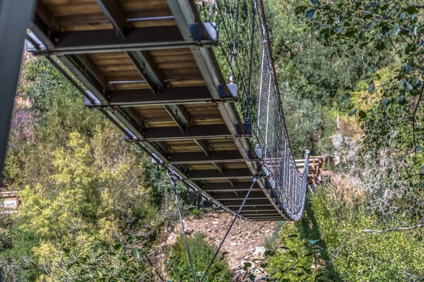 Vue Pont Suspendu Sur Passerelle Piétonne Sur Les Montagnes Surplombant — Photo