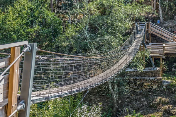 Vue Pont Suspendu Sur Passerelle Piétonne Sur Les Montagnes Surplombant — Photo