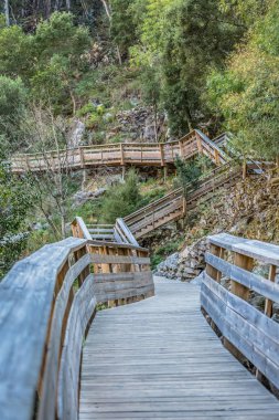Portekiz, Arouca 'daki Paiva nehrine bakan, askıya alınmış tahta yaya geçidi manzarası.