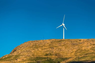 Bir rüzgar türbini dağlar, Portekiz üstüne görünümünü...