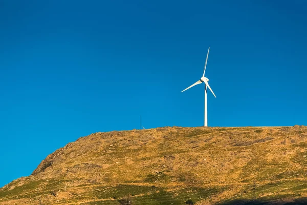 Bir rüzgar türbini dağlar, Portekiz üstüne görünümünü...