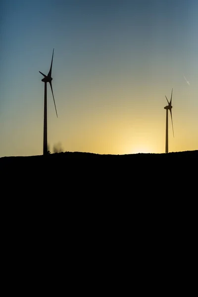 在山顶上的风力涡轮机的剪影看法 日落天空 在葡萄牙 — 图库照片