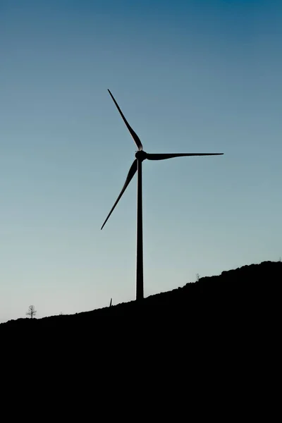 风涡轮的剪影看法在山顶 冷的版本日落天空 在葡萄牙 — 图库照片