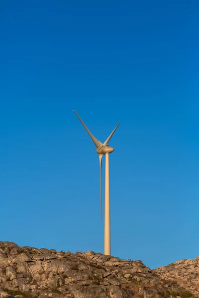 ポルトガルの山の上に風力発電の表示 — ストック写真