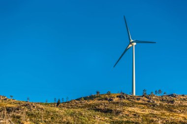 Bir rüzgar türbini dağlar, Portekiz üstüne görünümünü...