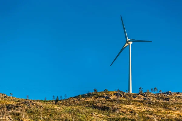 Bir rüzgar türbini dağlar, Portekiz üstüne görünümünü...