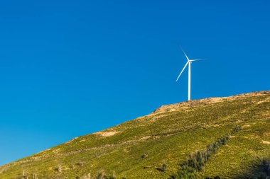 Bir rüzgar türbini dağlar, Portekiz üstüne görünümünü...