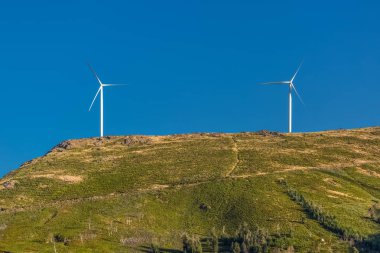 Görünümü bir rüzgar türbinleri üzerine dağlar, Portekiz...
