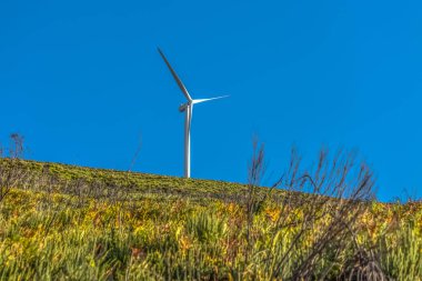 Bir rüzgar türbini dağlar, Portekiz üstüne görünümünü...