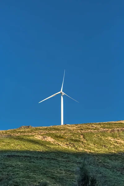 在山顶上的风力涡轮机的看法 在葡萄牙 — 图库照片