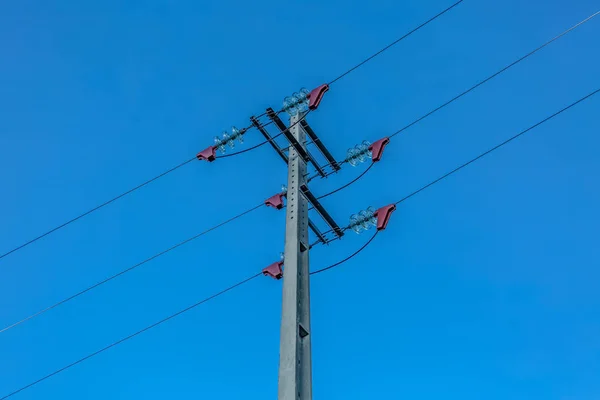 青空の背景として電気ポールおよび電力線の表示 — ストック写真