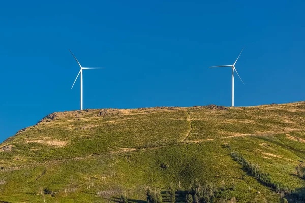 Görünümü bir rüzgar türbinleri üzerine dağlar, Portekiz...