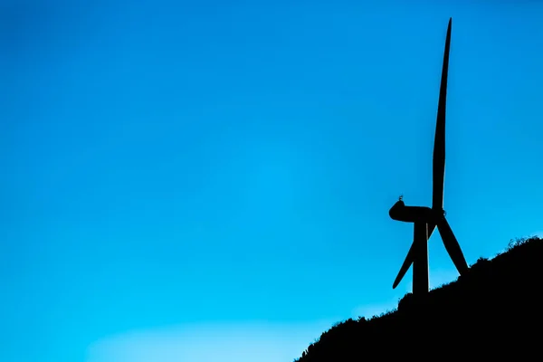 Silhouette Ansicht Einer Windkraftanlage Auf Dem Gipfel Der Berge Kaltversion — Stockfoto