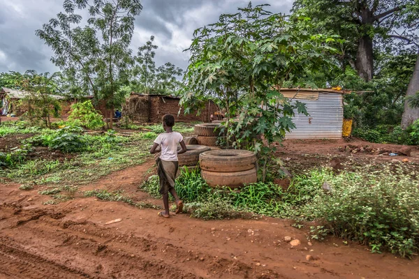 Malange Angola 2018 Vista Aldeia Tradicional Costas Uma Criança Caminhando — Fotografia de Stock