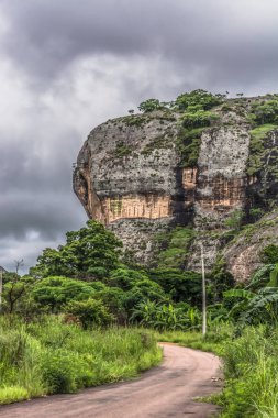 Dağlar Pungo Andongo manzaraya, Pedras Negras (siyah taşlar), büyük jeolojik kaya öğeleri, yol ve güç hatları Malange, Angola