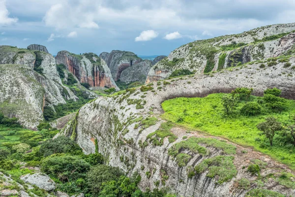 Vista Para Montanhas Pungo Andongo Pedras Negras Enormes Elementos Rochosos — Fotografia de Stock