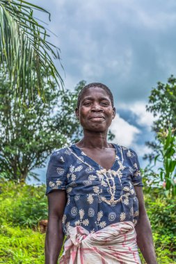 Malange / Angola - 12 08 2018: çok etkileyici yüz ile basit elbiseler giymiş Angola bir kadın portresi