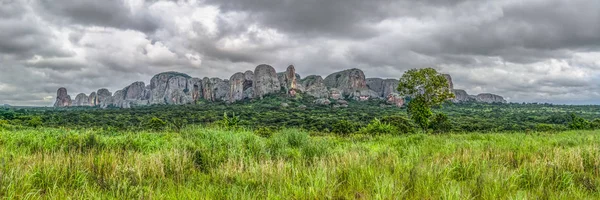 Panoramik manzaraya dağlar Pungo Andongo, Pedras Negras (siyah taşlar), büyük jeolojik kaya öğelerinde Malange, Angola