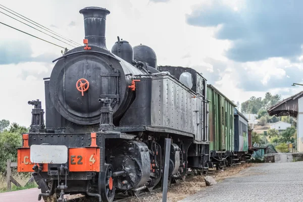 Фронтальний Вид Старий Потяг Драматичним Небо Португалія — стокове фото