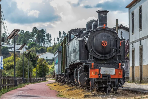 Čelní Pohled Starý Vlak Dramatickou Oblohu Portugalsku — Stock fotografie
