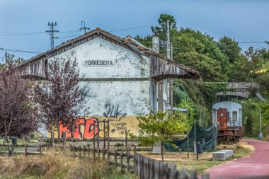 Viseu / Portugal - 10 / 02 / 2018: Terk edilmiş bir tren istasyonu, bina ve eski köy treni, graffiti sokak sanatının yer aldığı vagon manzarası
