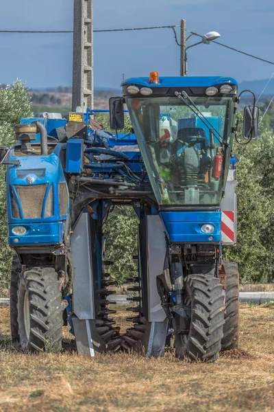 Viseu Portugal 2018 Vista Uma Máquina Colheita Uvas Campos Agrícolas — Fotografia de Stock