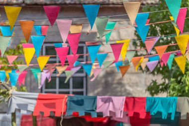 Köylerde, popüler festivaller renkli üçgenler konu, klasik ev ve bitki örtüsü Portekiz arka plan olarak asılı kağıt ile geleneksel dekorasyon görünümü