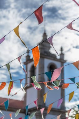 Konular, kilise kule Portekiz arka plan üzerinde asılı kağıt renkli üçgenler ile köylerde, dini bayramlar, geleneksel dekorasyon görünümü