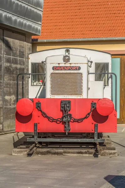 Pohled na historický vlak, vystavoval jako umělecké dílo v Leca da Palmeira Marina, Portugalsko — Stock fotografie