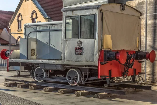 Перегляд vintage поїзд, виставлені як витвір мистецтва в Лека da Palmeira Марина, Португалія — стокове фото