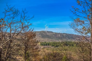 Rüzgar türbinleri dağlar üstüne görünümünü