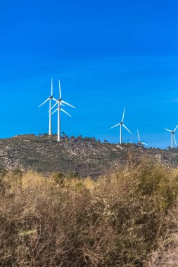 Rüzgar türbinleri dağlar üstüne görünümünü