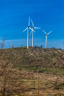 Rüzgar türbinleri dağlar üstüne görünümünü