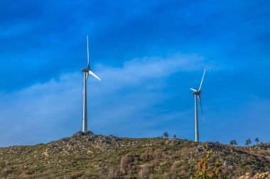 Rüzgar türbinleri dağlar üstüne görünümünü