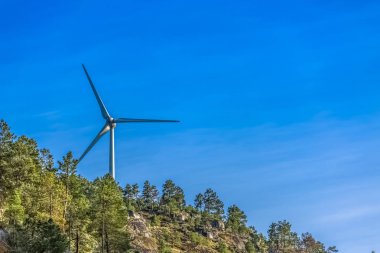 Bir rüzgar türbini dağlar üstüne görünümünü