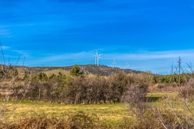 Rüzgar türbinleri dağlar üstüne görünümünü