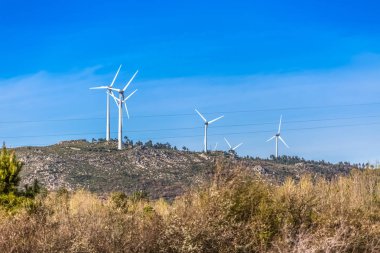 Rüzgar türbinleri dağlar üstüne görünümünü