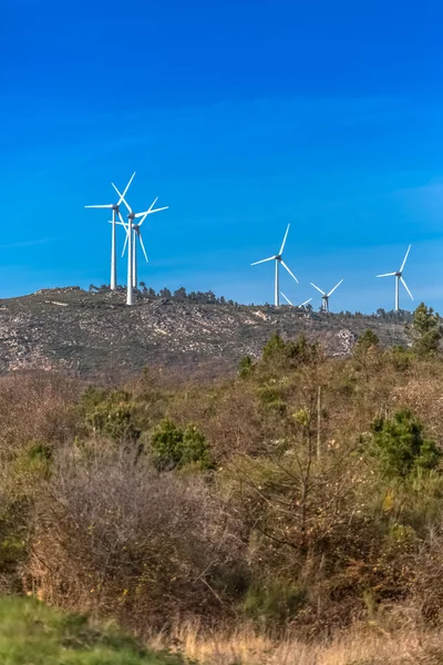 Rüzgar türbinleri dağlar üstüne görünümünü
