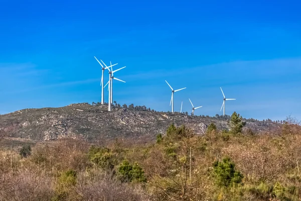 Rüzgar türbinleri dağlar üstüne görünümünü