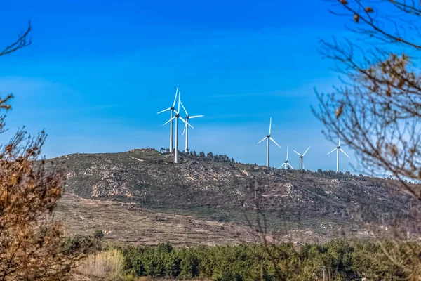 Rüzgar türbinleri dağlar üstüne görünümünü