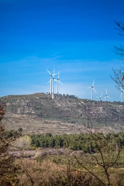 Rüzgar türbinleri dağlar üstüne görünümünü