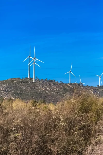 Rüzgar türbinleri dağlar üstüne görünümünü