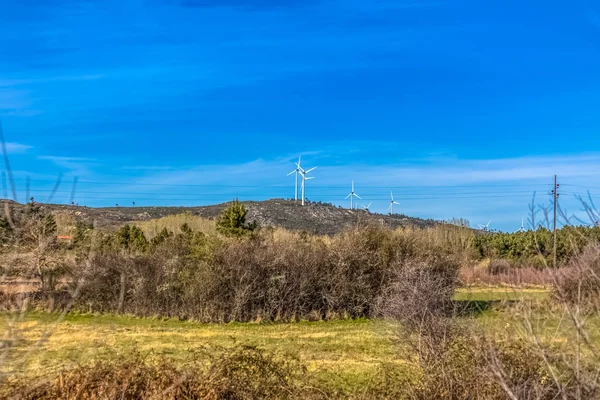 Rüzgar türbinleri dağlar üstüne görünümünü