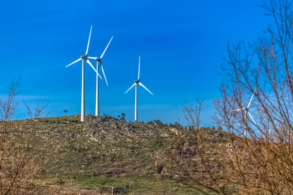 Rüzgar türbinleri dağlar üstüne görünümünü